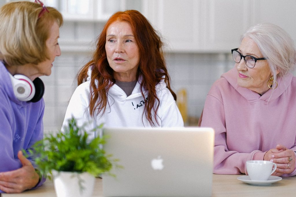 3 femmes qui discutent autour d'un ordinateur