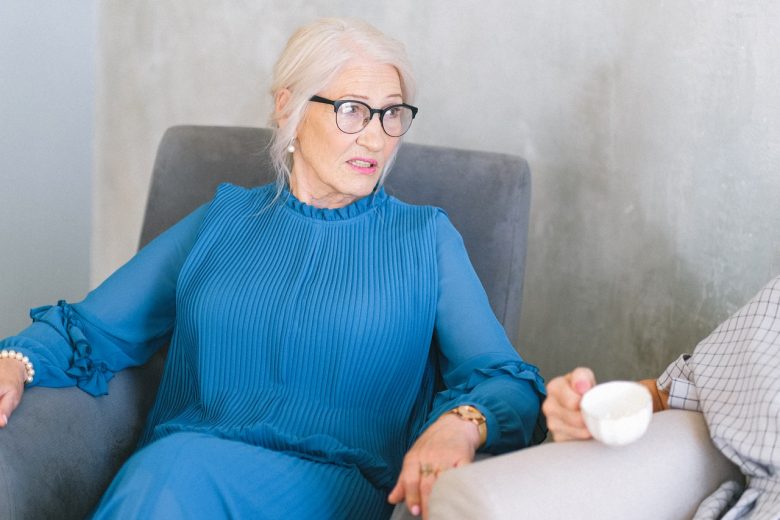 femme âgée assise dans un fauteuil